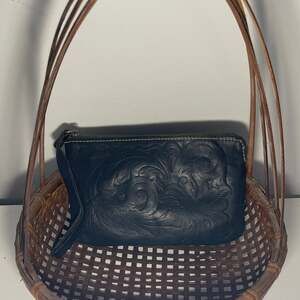 PATRICIA NASH ITALIAN LEATHER CASSINI TOOLED‎ WRISTLET IN BLACK